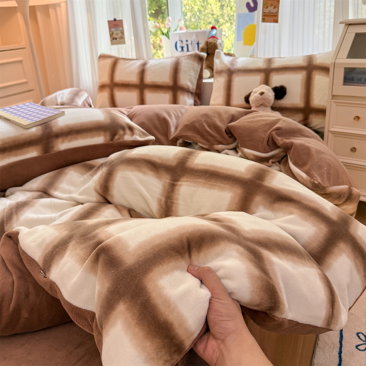 91家纺网 家纺一手货源 找家纺 温眠家纺 2025新款全工艺200克牛奶绒印花四件套 格林