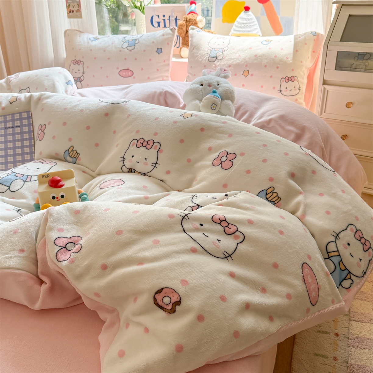 91家纺网 家纺一手货源 找家纺 温眠家纺 2025新款全工艺200克牛奶绒印花四件套 爱心猫咪