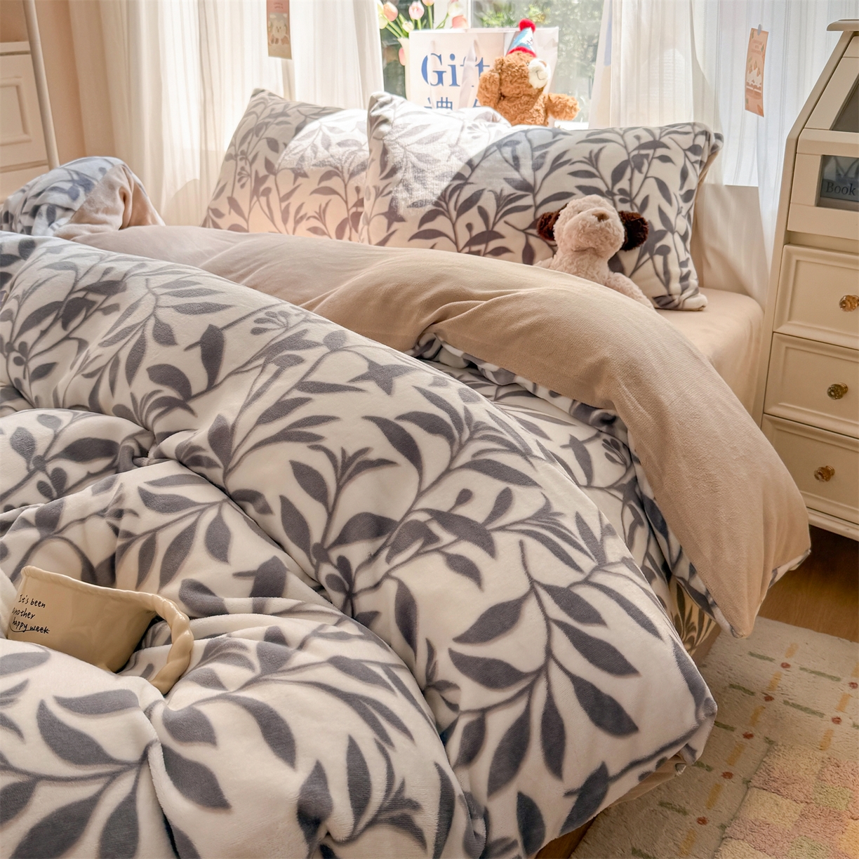 91家纺网 家纺一手货源 找家纺 温眠家纺 2025新款全工艺200克牛奶绒印花四件套 花间集