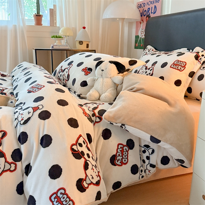 91家纺网 家纺一手货源 找家纺 温眠家纺 2025新款加厚牛奶绒四件套跑量款 波点小狗