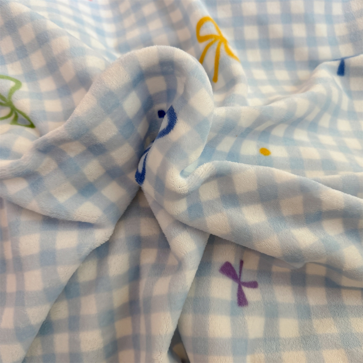 91家纺网 家纺一手货源 找家纺 温眠家纺 2025新款全工艺200克牛奶绒印花四件套 彩色物语蓝