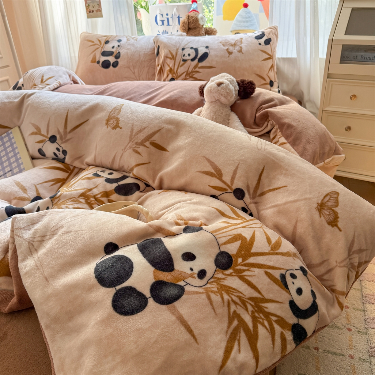 91家纺网 家纺一手货源 找家纺 温眠家纺 2025新款全工艺200克牛奶绒印花四件套 竹子熊猫