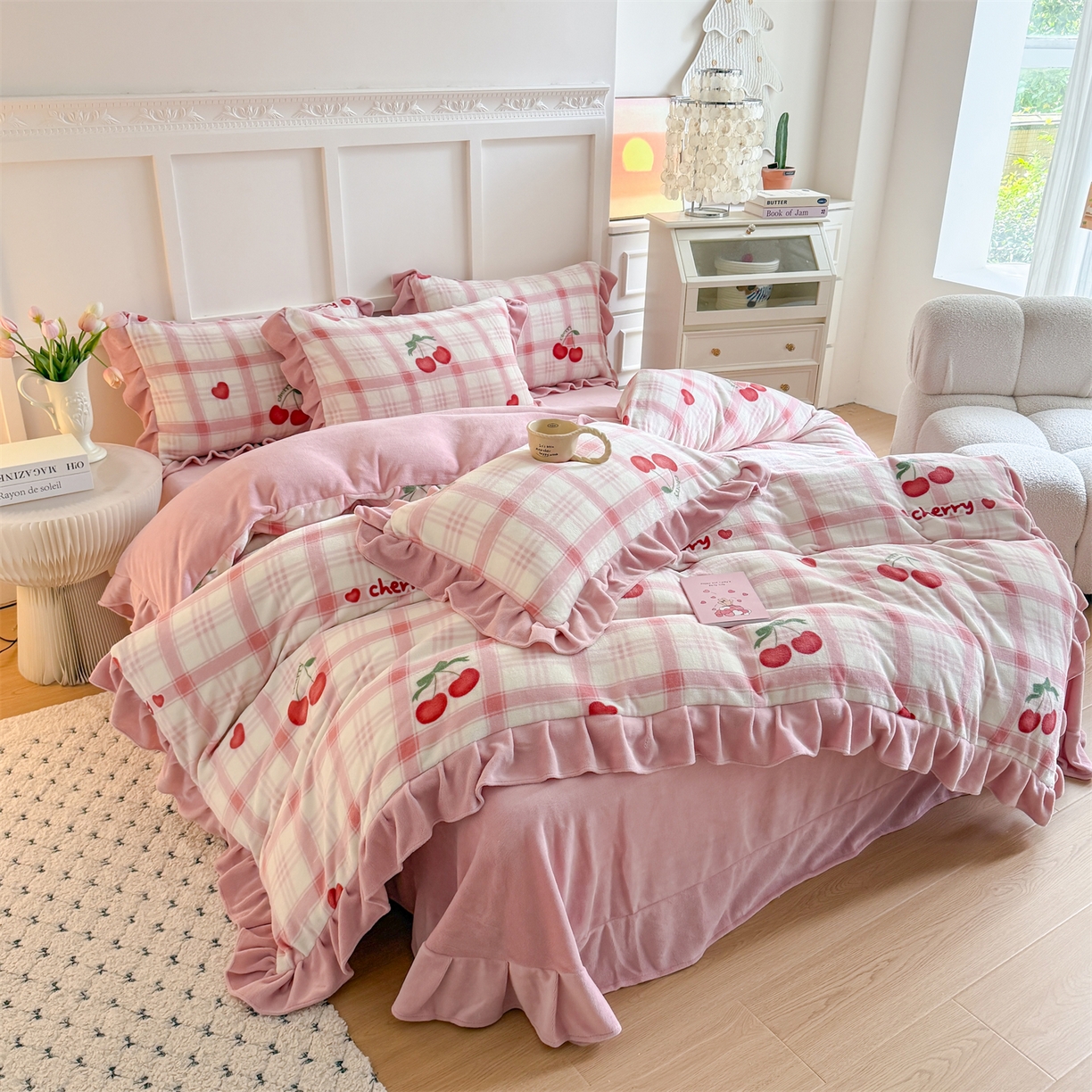 91家纺网 家纺一手货源 找家纺 温眠家纺 2025新款200g全工艺牛奶绒花边款四件套吊边床单 格子樱桃