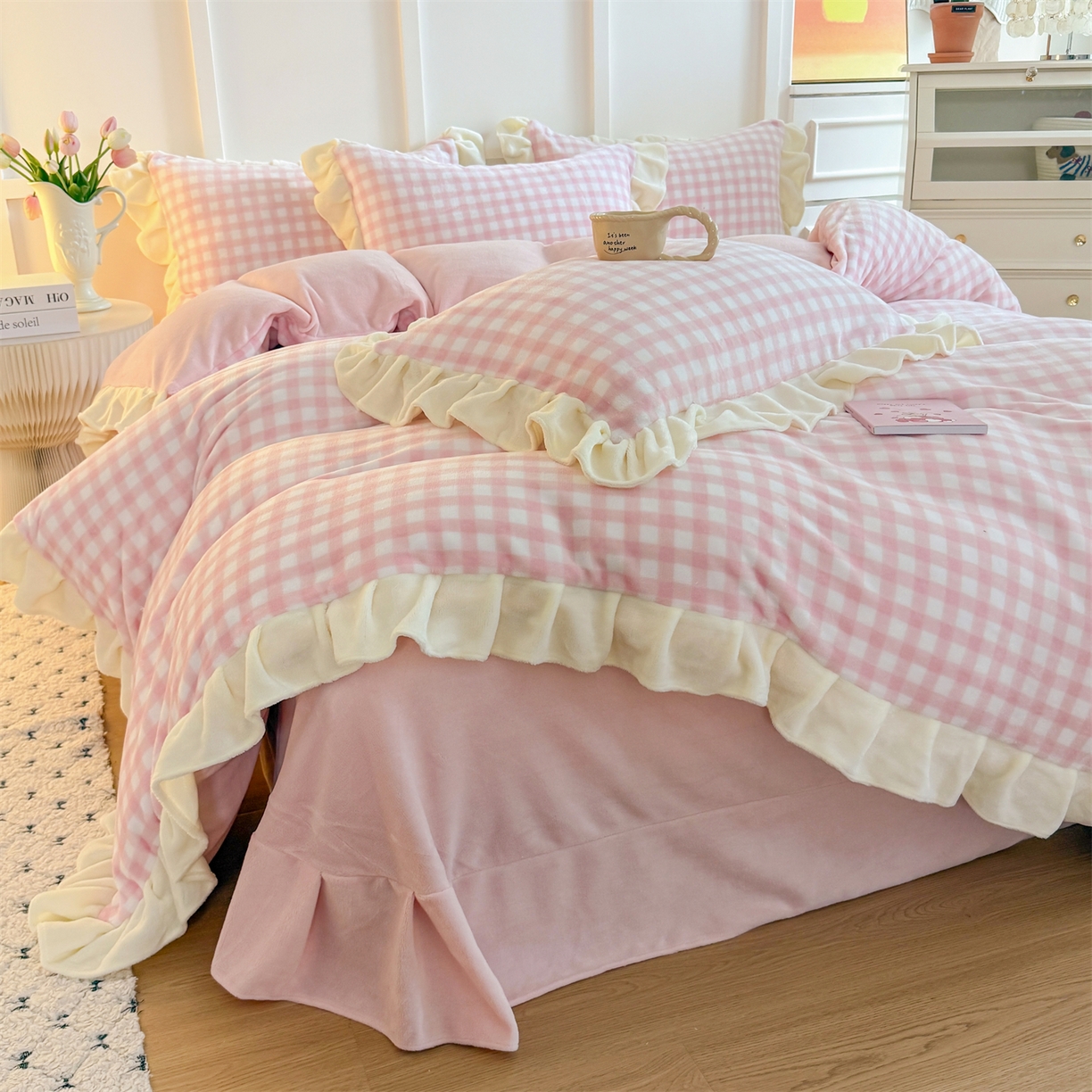 91家纺网 家纺一手货源 找家纺 温眠家纺 2025新款200g全工艺牛奶绒花边款四件套吊边床单 浅粉格