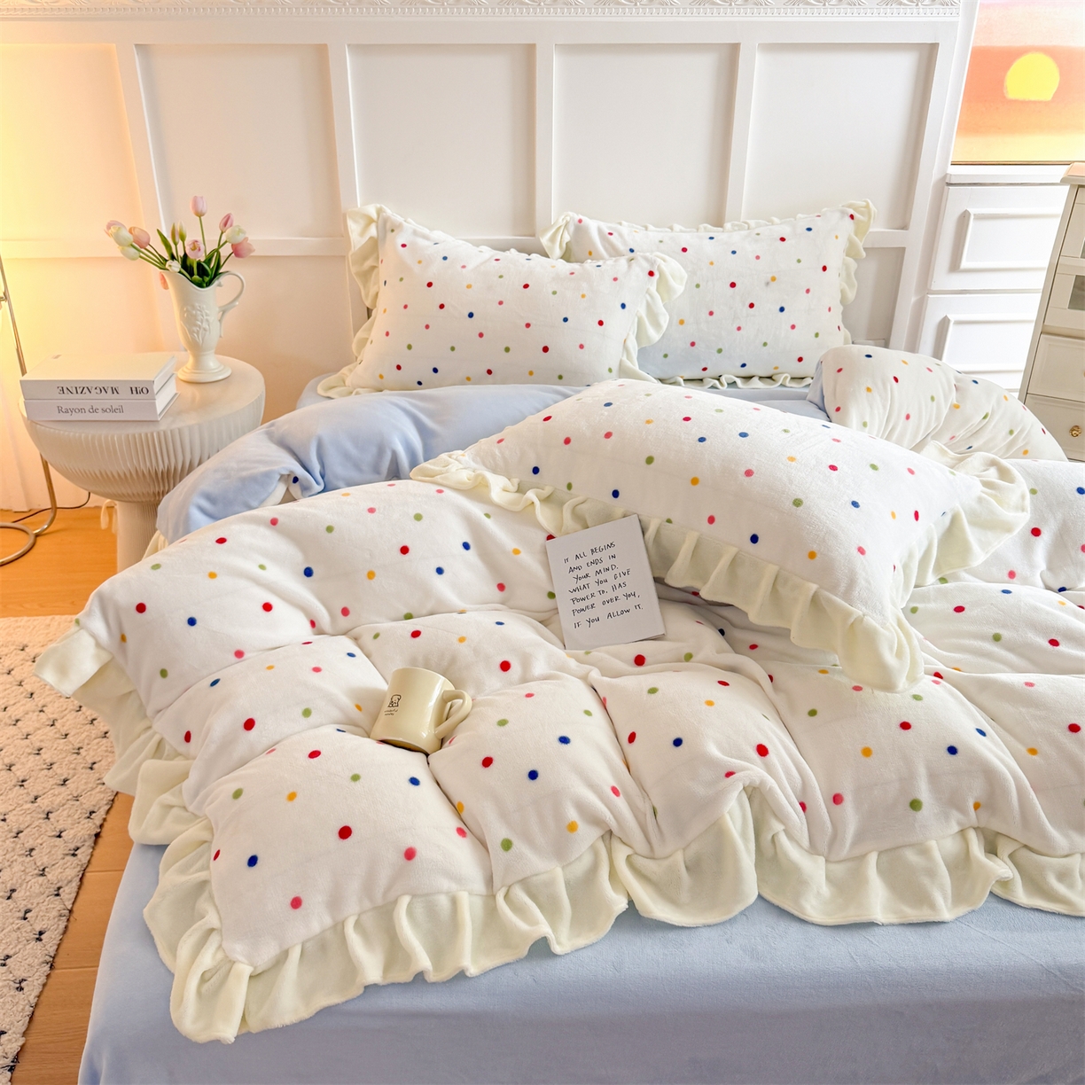 91家纺网 家纺一手货源 找家纺 温眠家纺 2025新款200g全工艺牛奶绒花边款四件套吊边床单 彩色波点