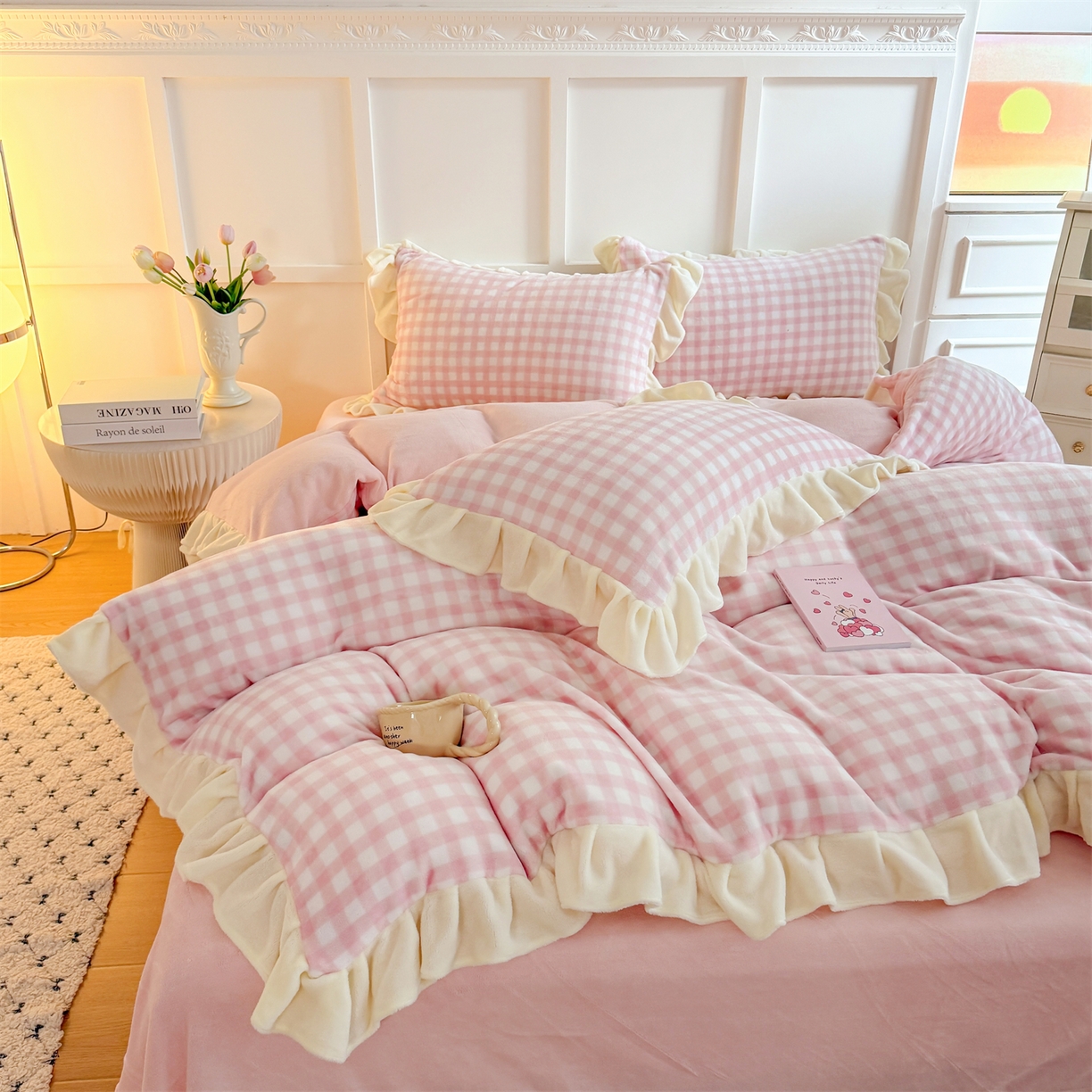 91家纺网 家纺一手货源 找家纺 温眠家纺 2025新款200g全工艺牛奶绒花边款四件套吊边床单 浅粉格