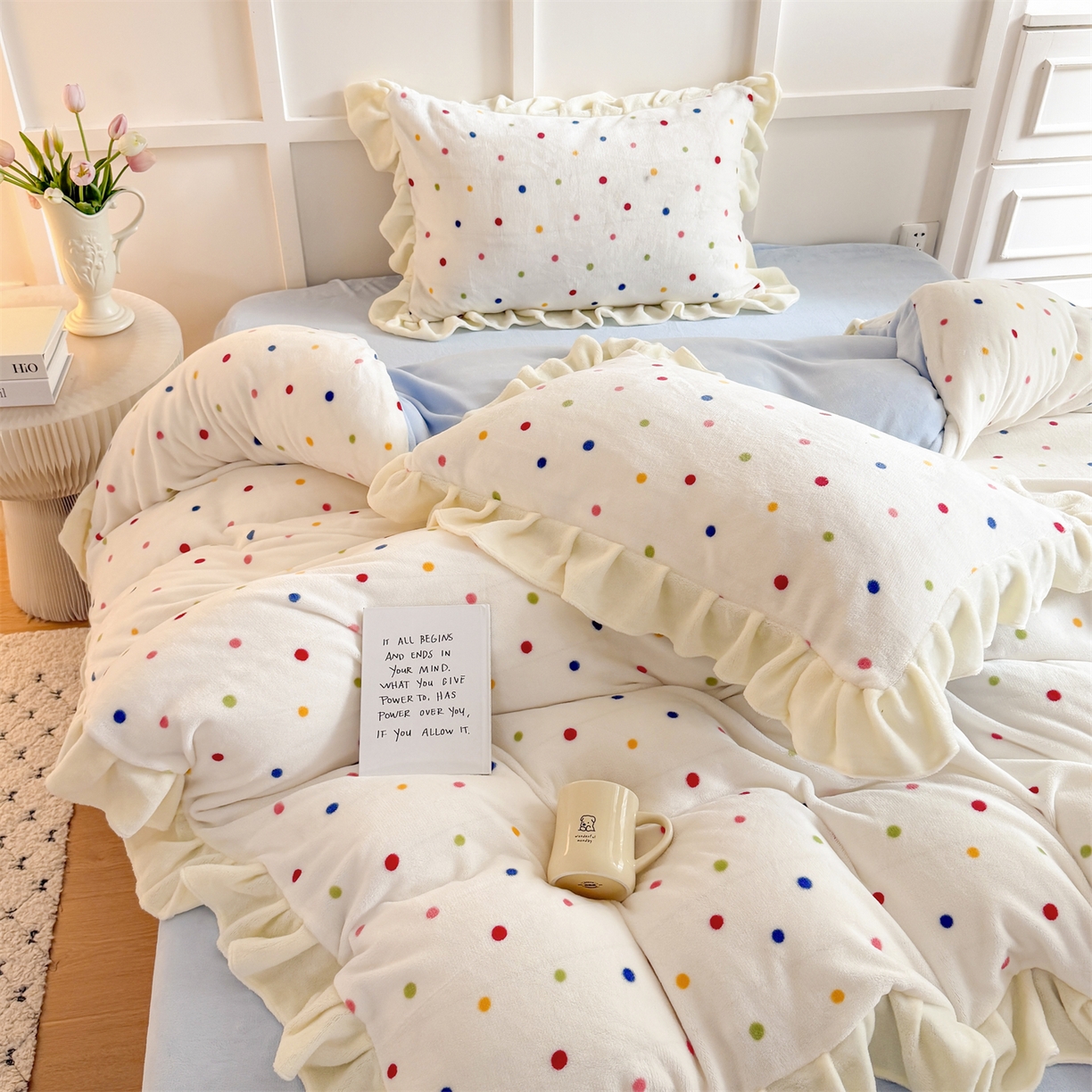 91家纺网 家纺一手货源 找家纺 温眠家纺 2025新款200g全工艺牛奶绒花边款四件套吊边床单 彩色波点