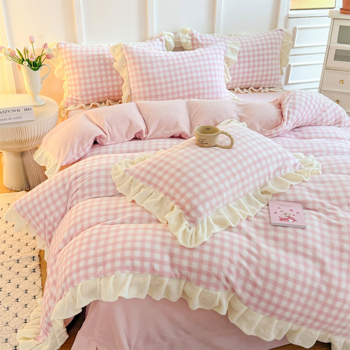 91家纺网 家纺一手货源 找家纺 温眠家纺 2025新款200g全工艺牛奶绒花边款四件套吊边床单 浅粉格