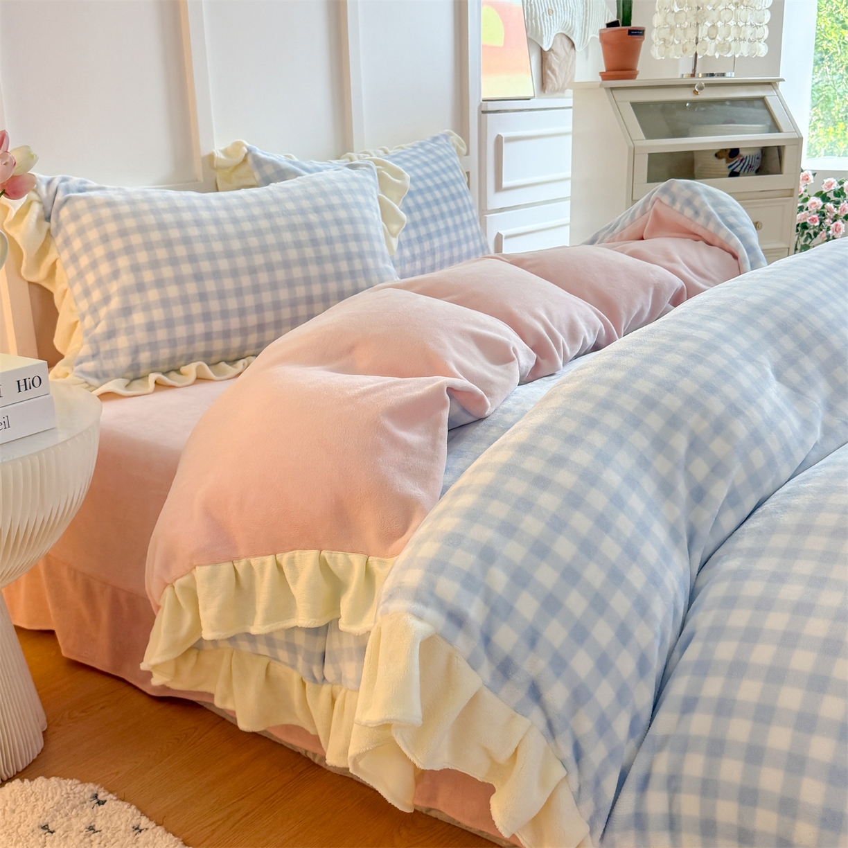 91家纺网 家纺一手货源 找家纺 温眠家纺 2025新款200g全工艺牛奶绒花边款四件套吊边床单 天蓝格