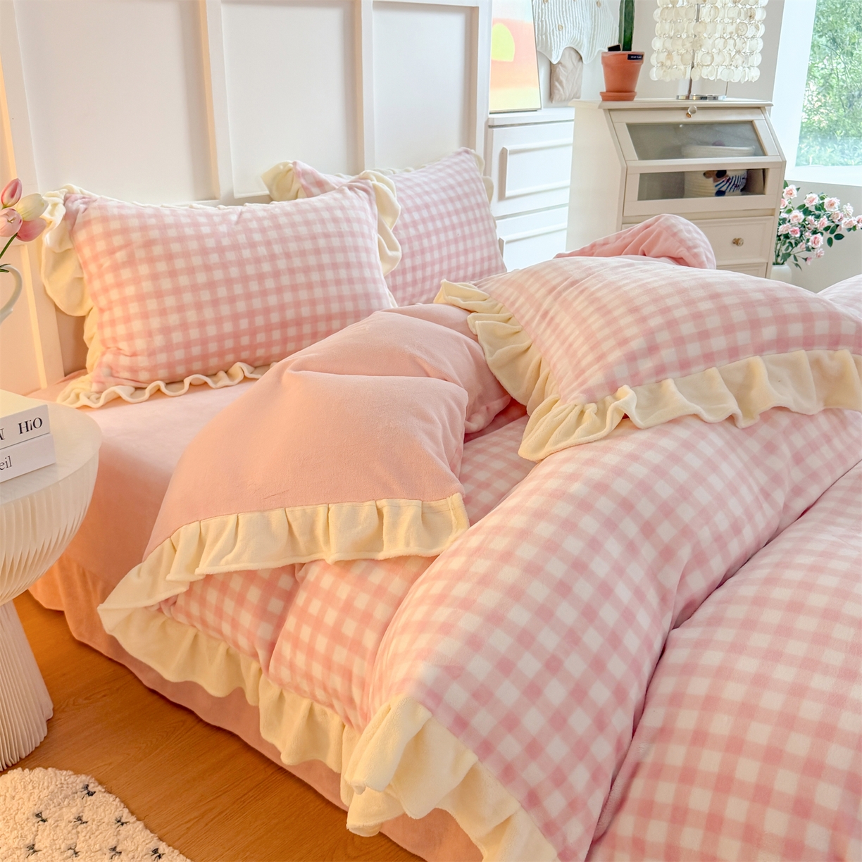 91家纺网 家纺一手货源 找家纺 温眠家纺 2025新款200g全工艺牛奶绒花边款四件套吊边床单 浅粉格