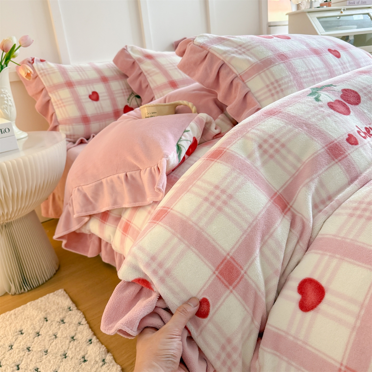 91家纺网 家纺一手货源 找家纺 温眠家纺 2025新款200g全工艺牛奶绒花边款四件套吊边床单 格子樱桃