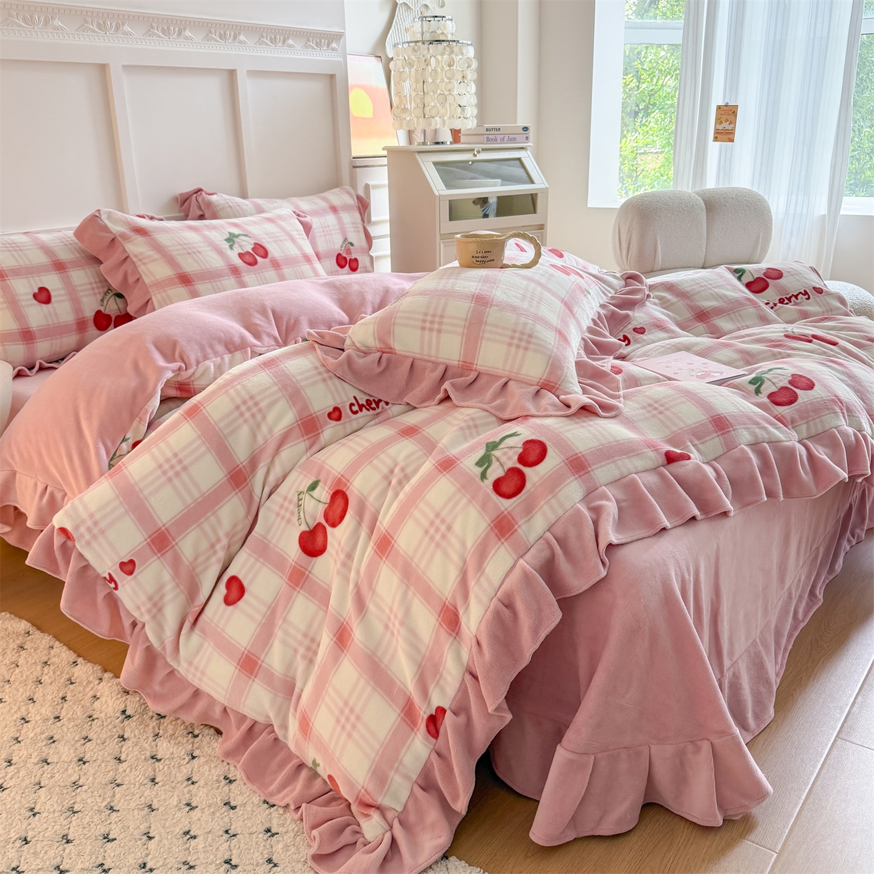 91家纺网 家纺一手货源 找家纺 温眠家纺 2025新款200g全工艺牛奶绒花边款四件套吊边床单 格子樱桃