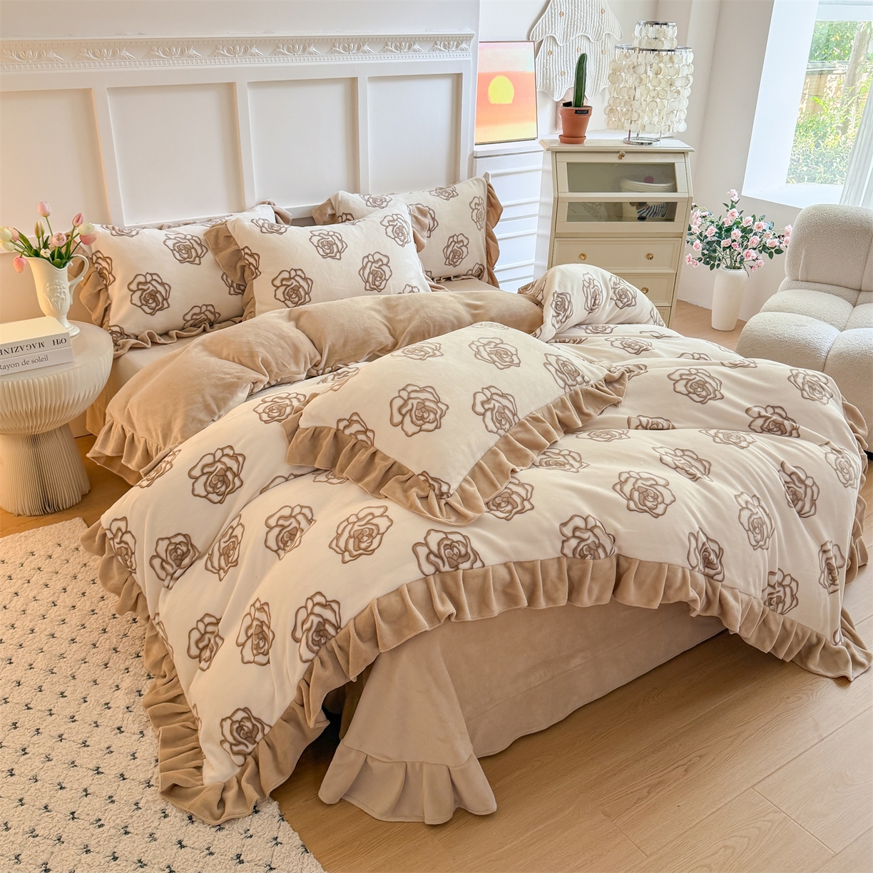 91家纺网 家纺一手货源 找家纺 温眠家纺 2025新款200g全工艺牛奶绒花边款四件套吊边床单 山茶花