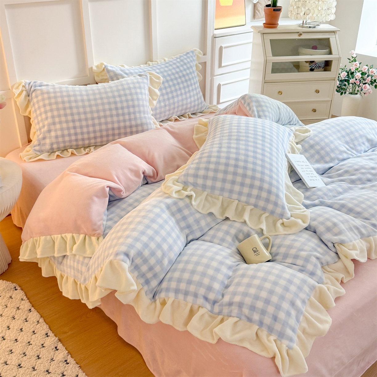 91家纺网 家纺一手货源 找家纺 温眠家纺 2025新款200g全工艺牛奶绒花边款四件套吊边床单 天蓝格