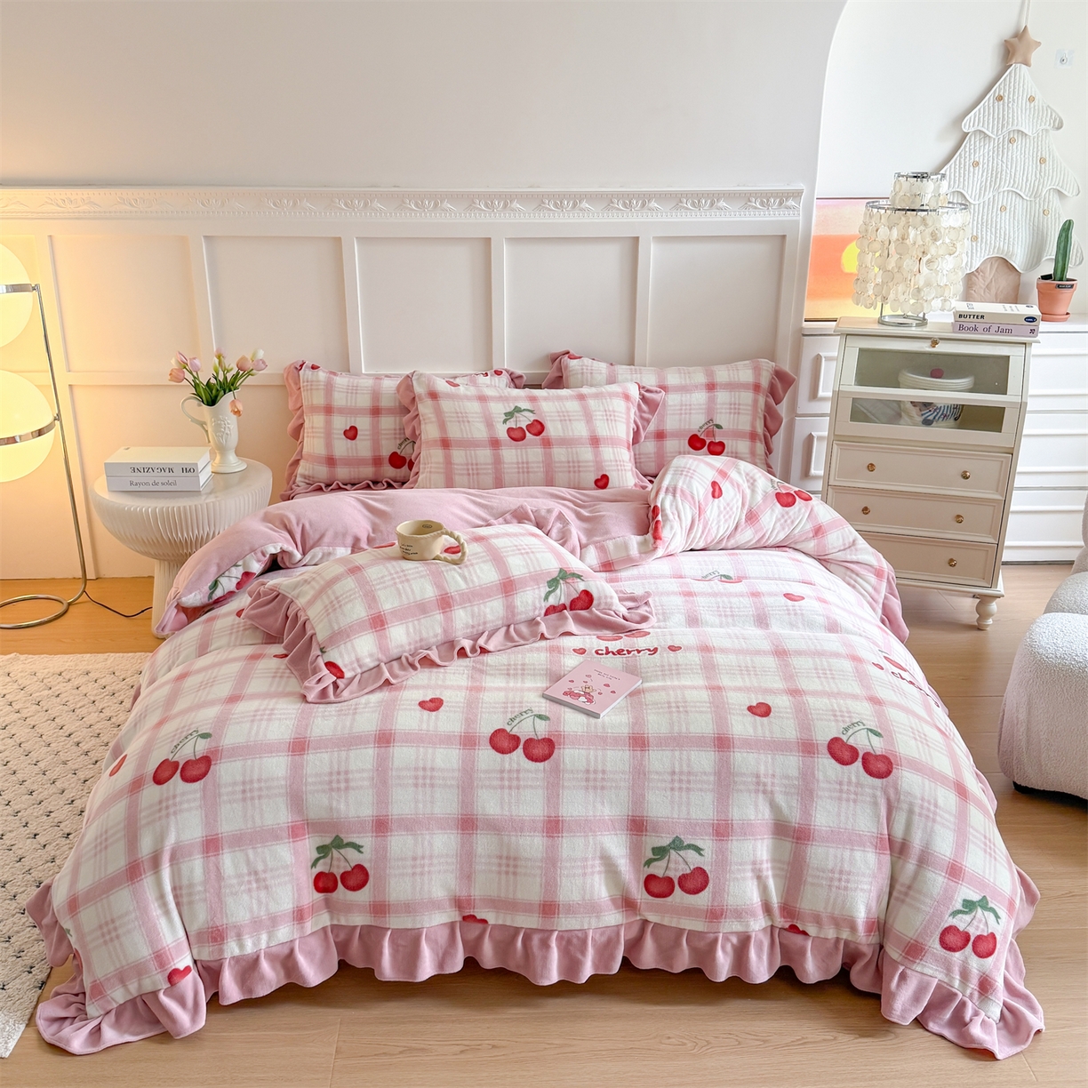 温眠家纺 2025新款200g全工艺牛奶绒花边款四件套吊边床单 格子樱桃