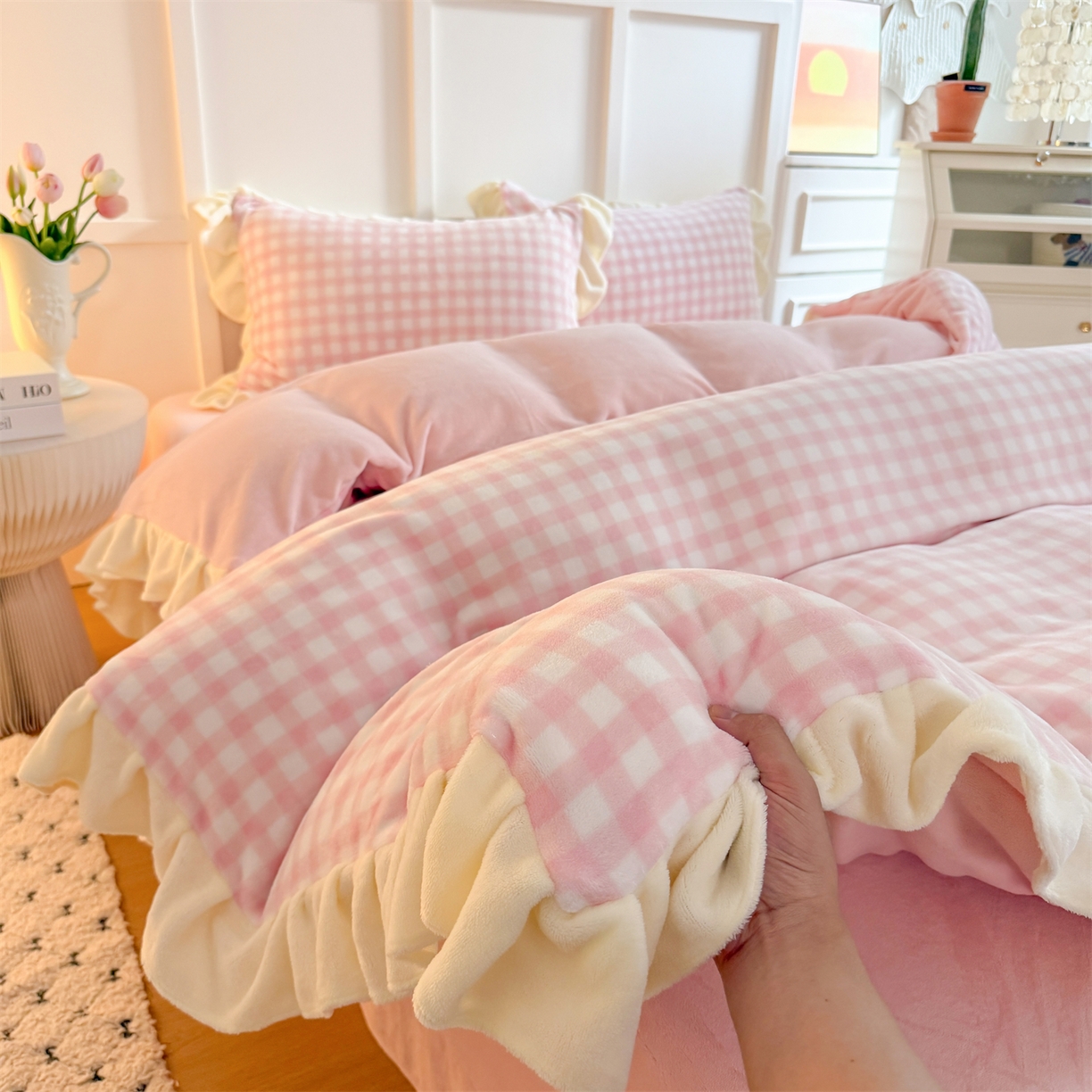 91家纺网 家纺一手货源 找家纺 温眠家纺 2025新款200g全工艺牛奶绒花边款四件套吊边床单 浅粉格