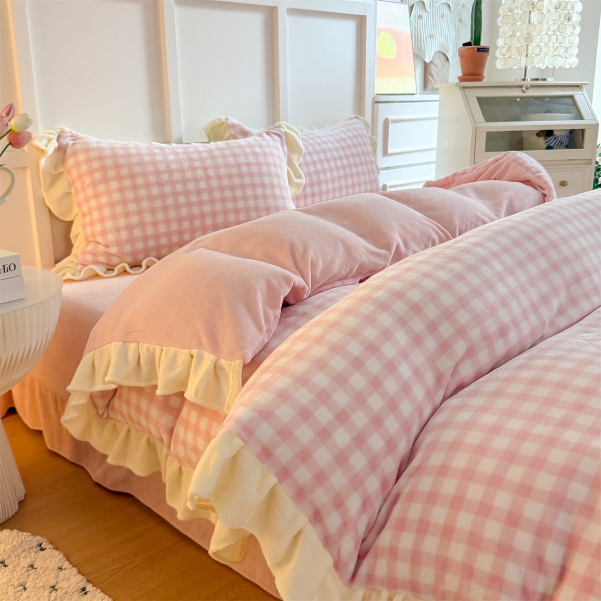 91家纺网 家纺一手货源 找家纺 温眠家纺 2025新款200g全工艺牛奶绒花边款四件套吊边床单 浅粉格