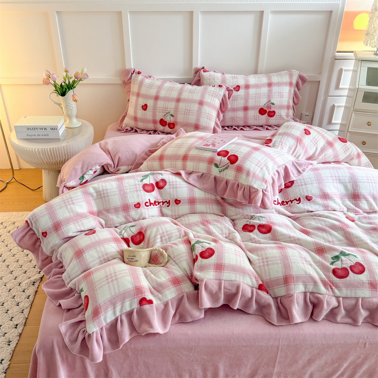 91家纺网 家纺一手货源 找家纺 温眠家纺 2025新款200g全工艺牛奶绒花边款四件套吊边床单 格子樱桃