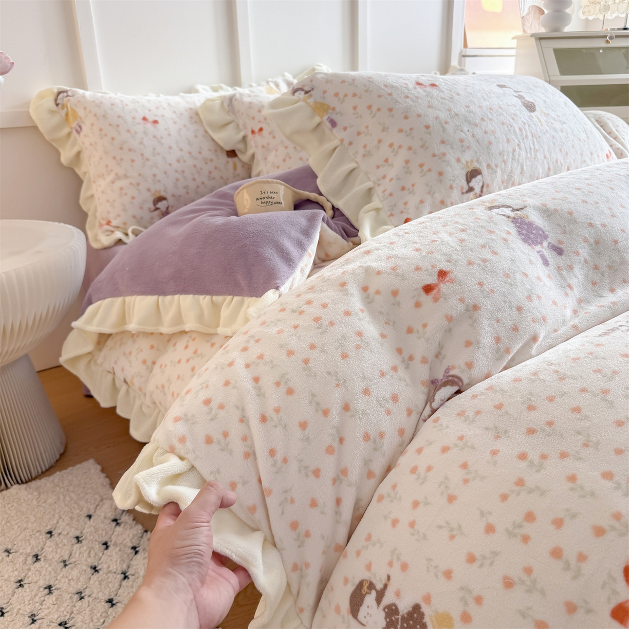 91家纺网 家纺一手货源 找家纺 温眠家纺 2025新款200g全工艺牛奶绒花边款四件套吊边床单 春意