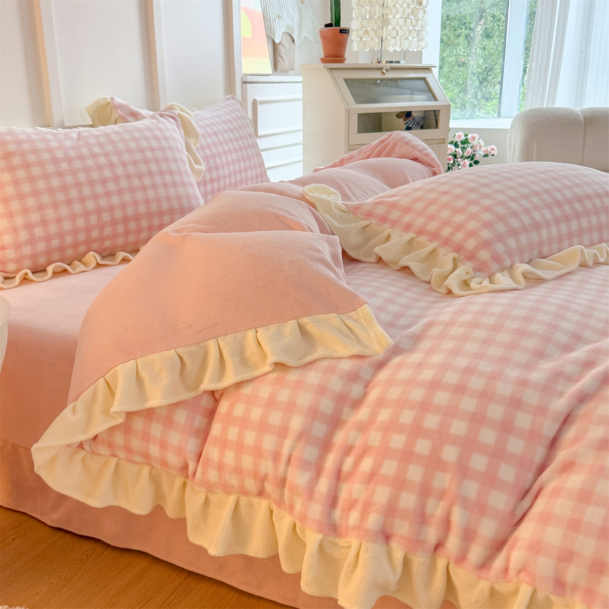 91家纺网 家纺一手货源 找家纺 温眠家纺 2025新款200g全工艺牛奶绒花边款四件套吊边床单 浅粉格