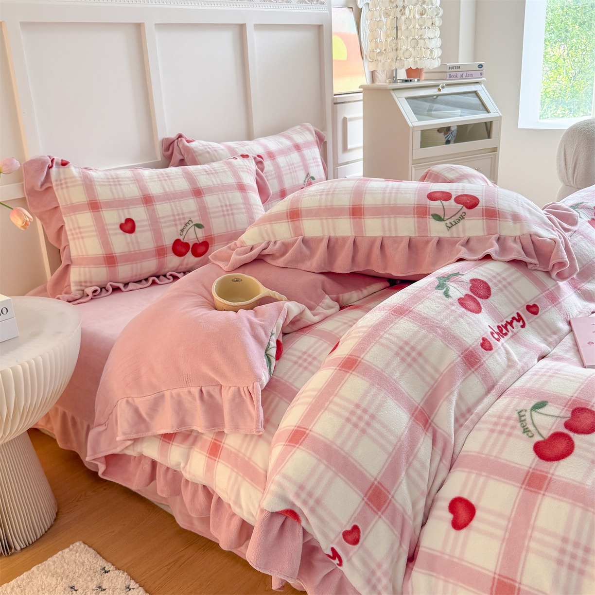 91家纺网 家纺一手货源 找家纺 温眠家纺 2025新款200g全工艺牛奶绒花边款四件套吊边床单 格子樱桃