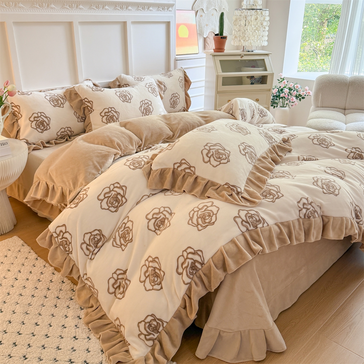 91家纺网 家纺一手货源 找家纺 温眠家纺 2025新款200g全工艺牛奶绒花边款四件套吊边床单 山茶花