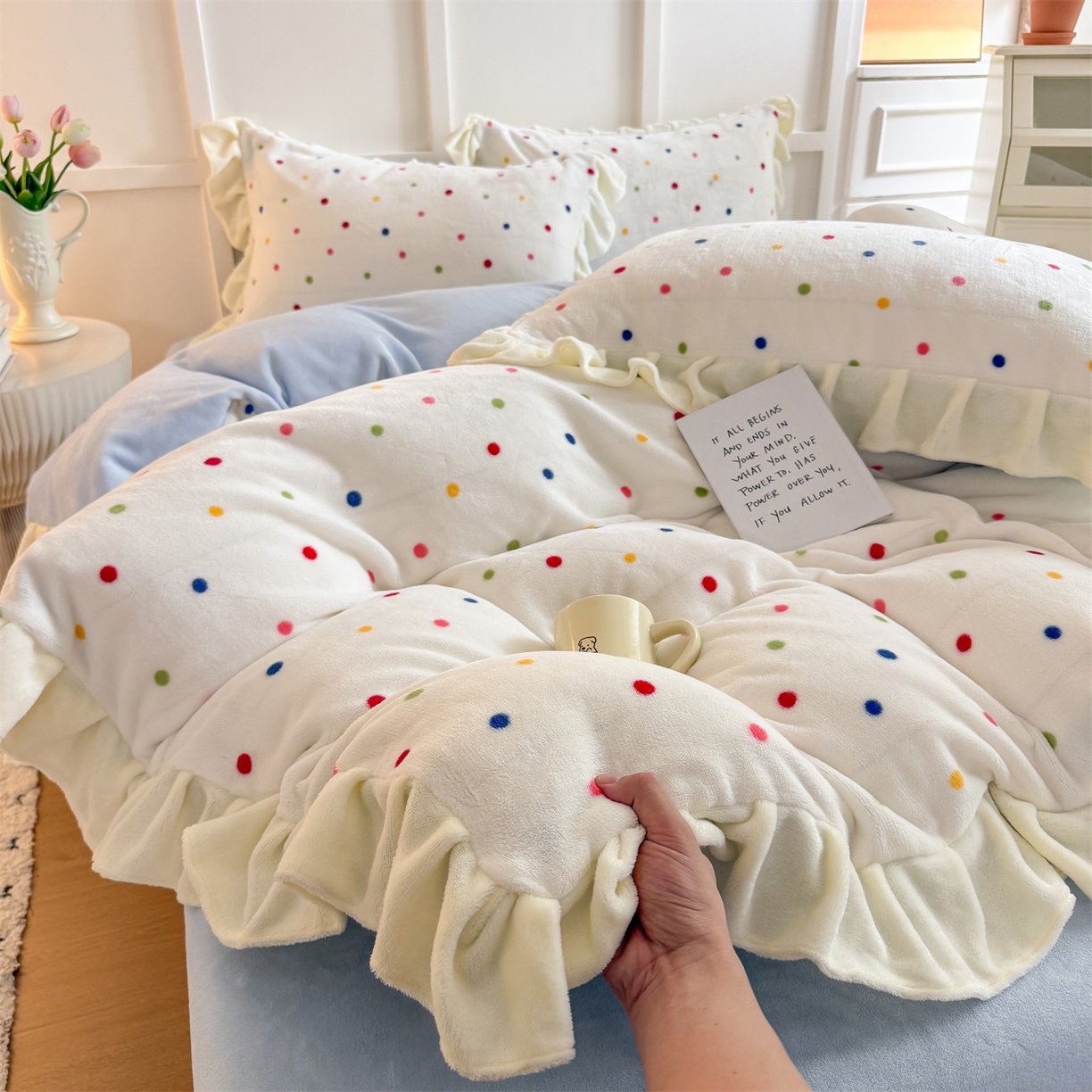 91家纺网 家纺一手货源 找家纺 温眠家纺 2025新款200g全工艺牛奶绒花边款四件套吊边床单 彩色波点