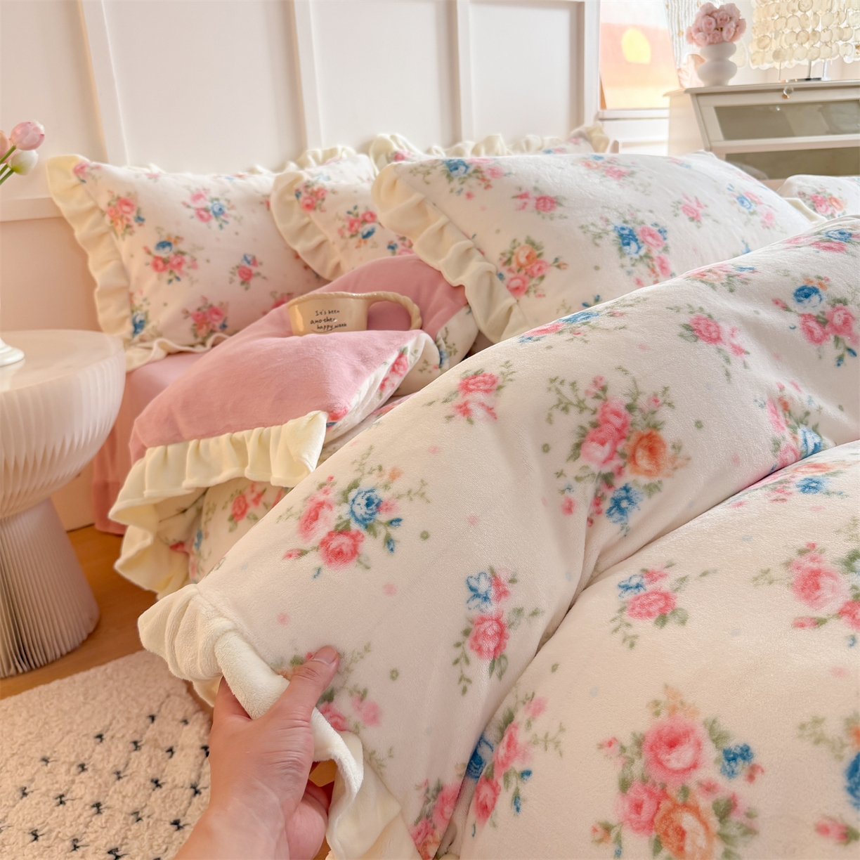 91家纺网 家纺一手货源 找家纺 温眠家纺 2025新款200g全工艺牛奶绒花边款四件套吊边床单 甜美梦境