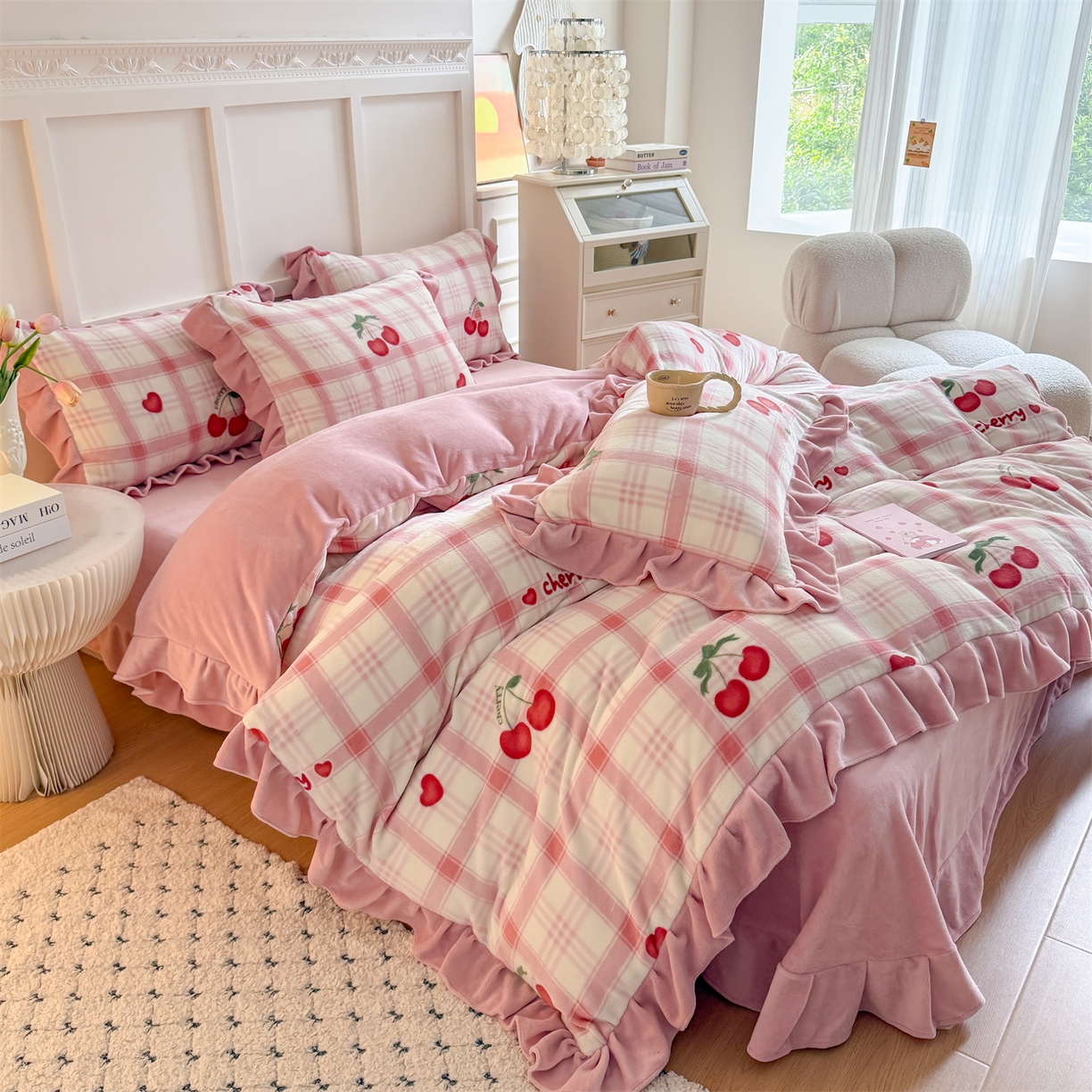 91家纺网 家纺一手货源 找家纺 温眠家纺 2025新款200g全工艺牛奶绒花边款四件套吊边床单 格子樱桃