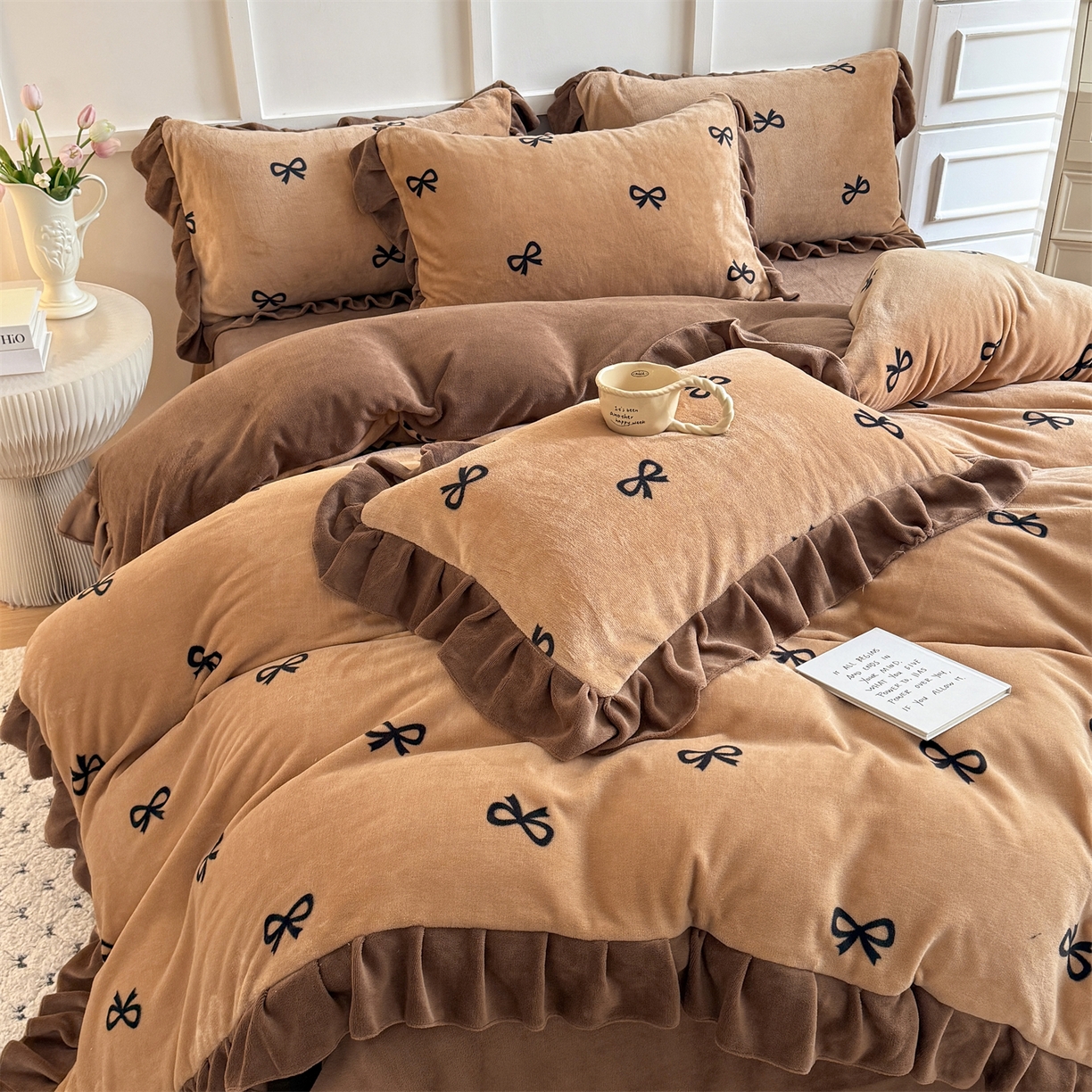 91家纺网 家纺一手货源 找家纺 温眠家纺 2025新款200g全工艺牛奶绒花边款四件套吊边床单 摩卡蝴蝶结