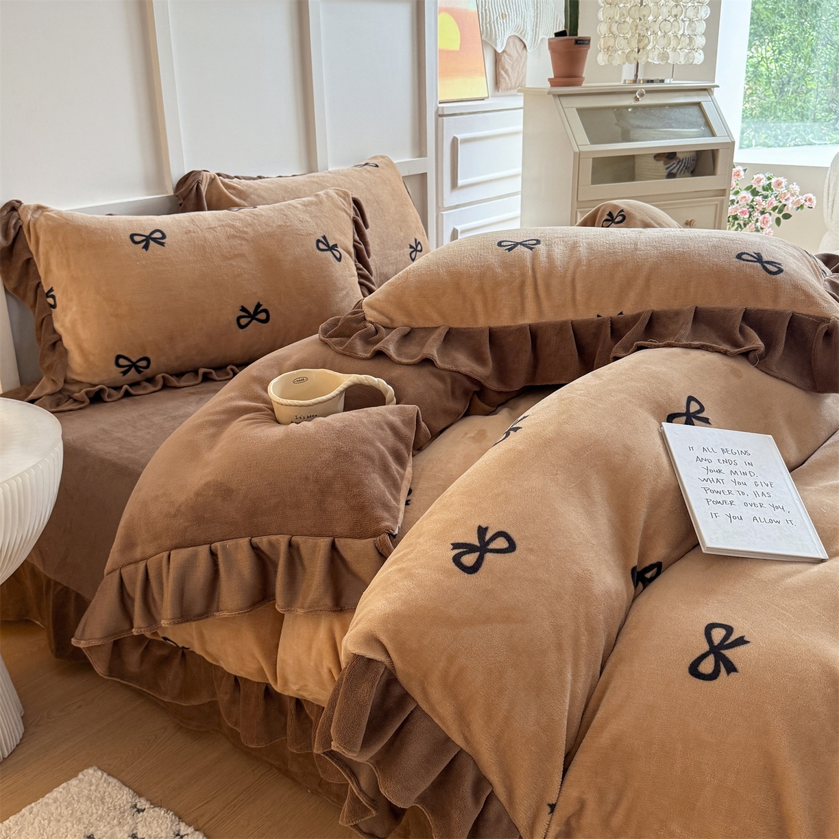 91家纺网 家纺一手货源 找家纺 温眠家纺 2025新款200g全工艺牛奶绒花边款四件套吊边床单 摩卡蝴蝶结