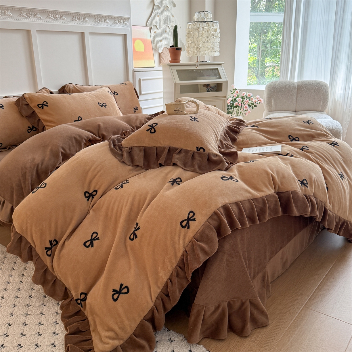 91家纺网 家纺一手货源 找家纺 温眠家纺 2025新款200g全工艺牛奶绒花边款四件套吊边床单 摩卡蝴蝶结