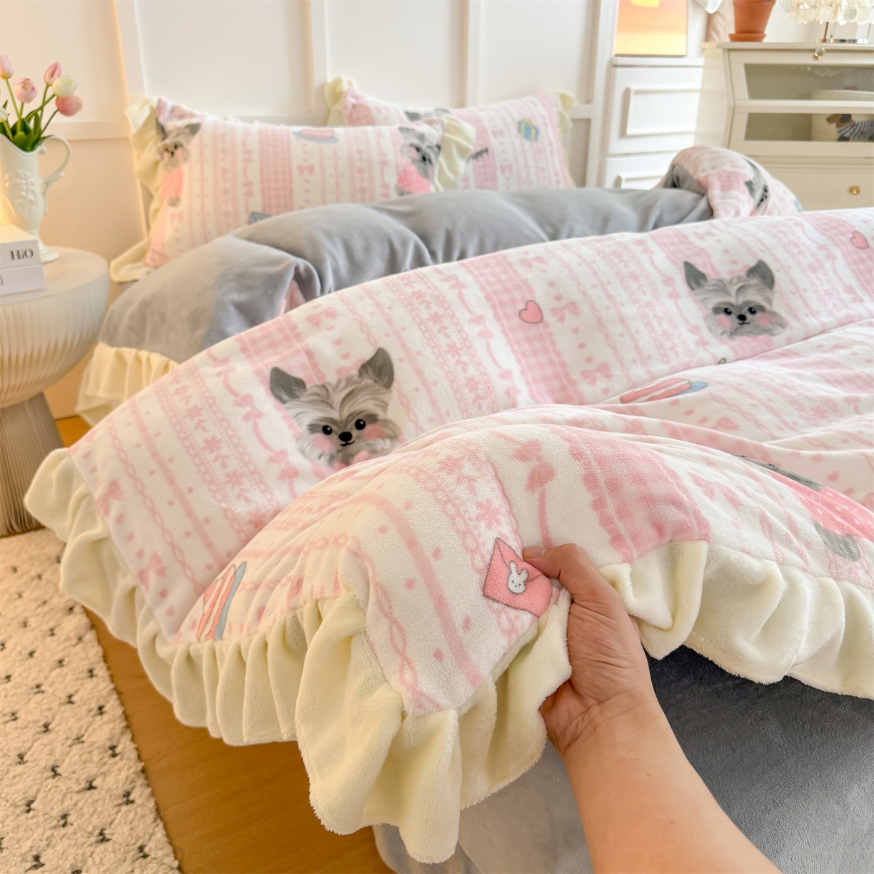 91家纺网 家纺一手货源 找家纺 温眠家纺 2025新款200g全工艺牛奶绒花边款四件套吊边床单 雪纳瑞