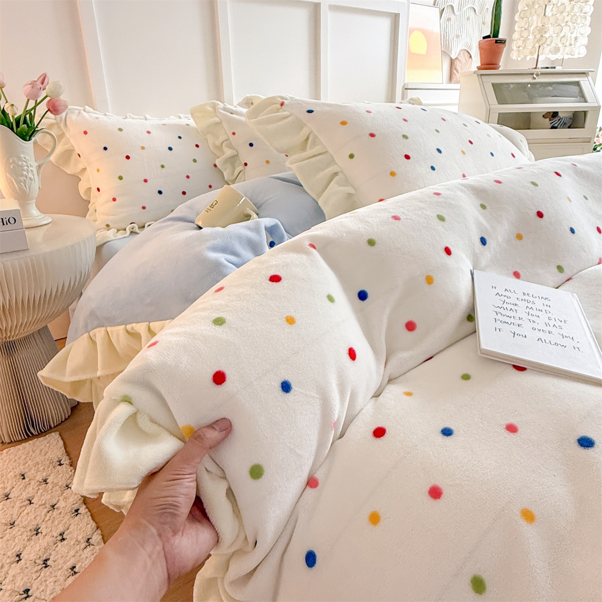 91家纺网 家纺一手货源 找家纺 温眠家纺 2025新款200g全工艺牛奶绒花边款四件套吊边床单 彩色波点