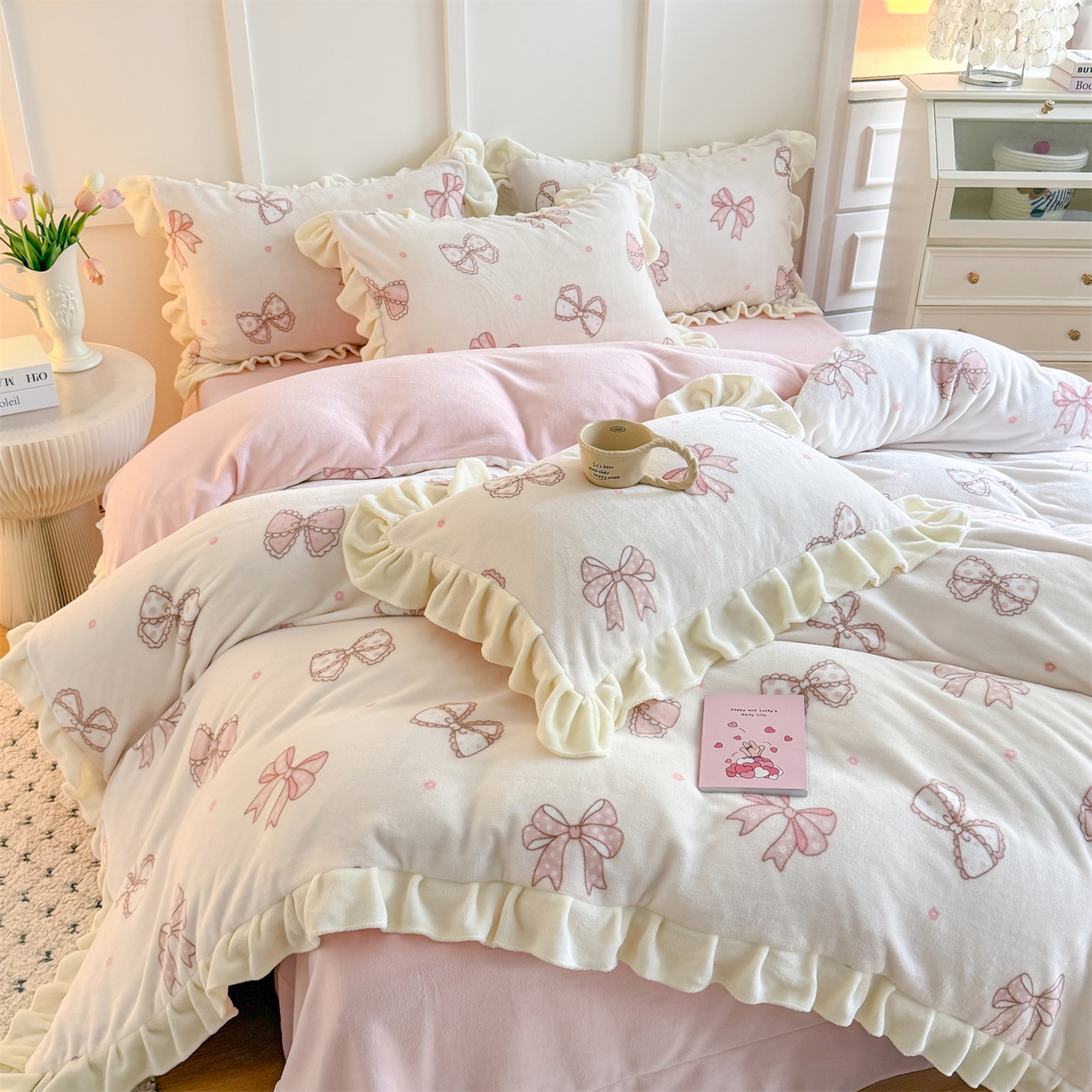 91家纺网 家纺一手货源 找家纺 温眠家纺 2025新款200g全工艺牛奶绒花边款四件套吊边床单 蝴蝶结