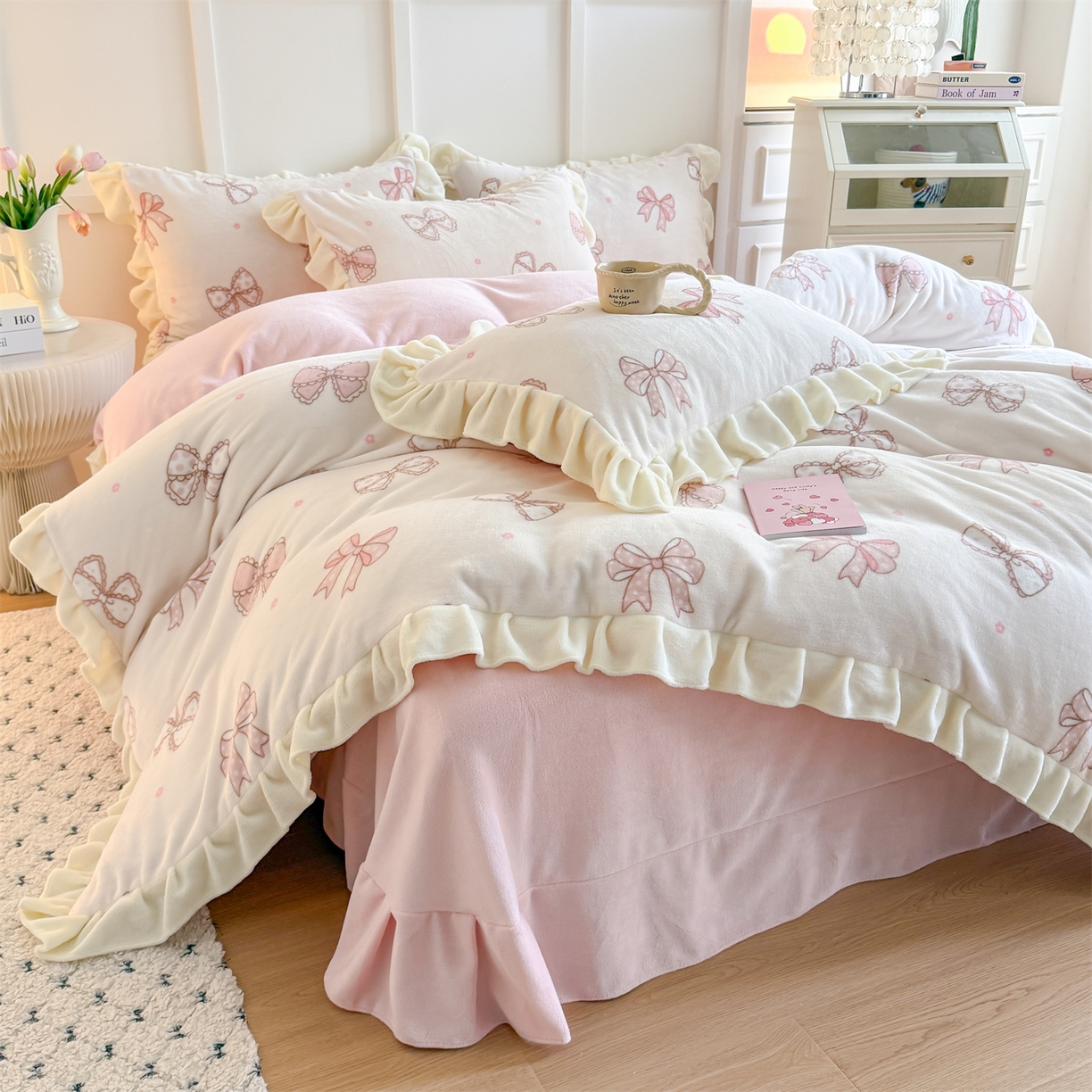 91家纺网 家纺一手货源 找家纺 温眠家纺 2025新款200g全工艺牛奶绒花边款四件套吊边床单 蝴蝶结