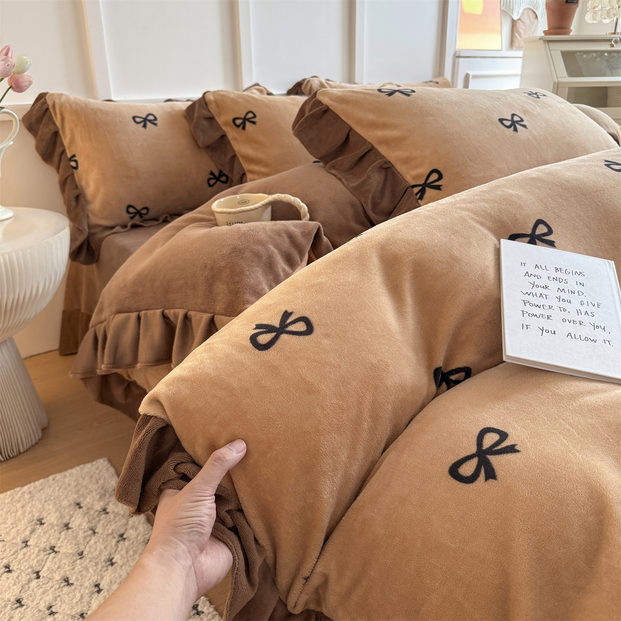 91家纺网 家纺一手货源 找家纺 温眠家纺 2025新款200g全工艺牛奶绒花边款四件套吊边床单 摩卡蝴蝶结