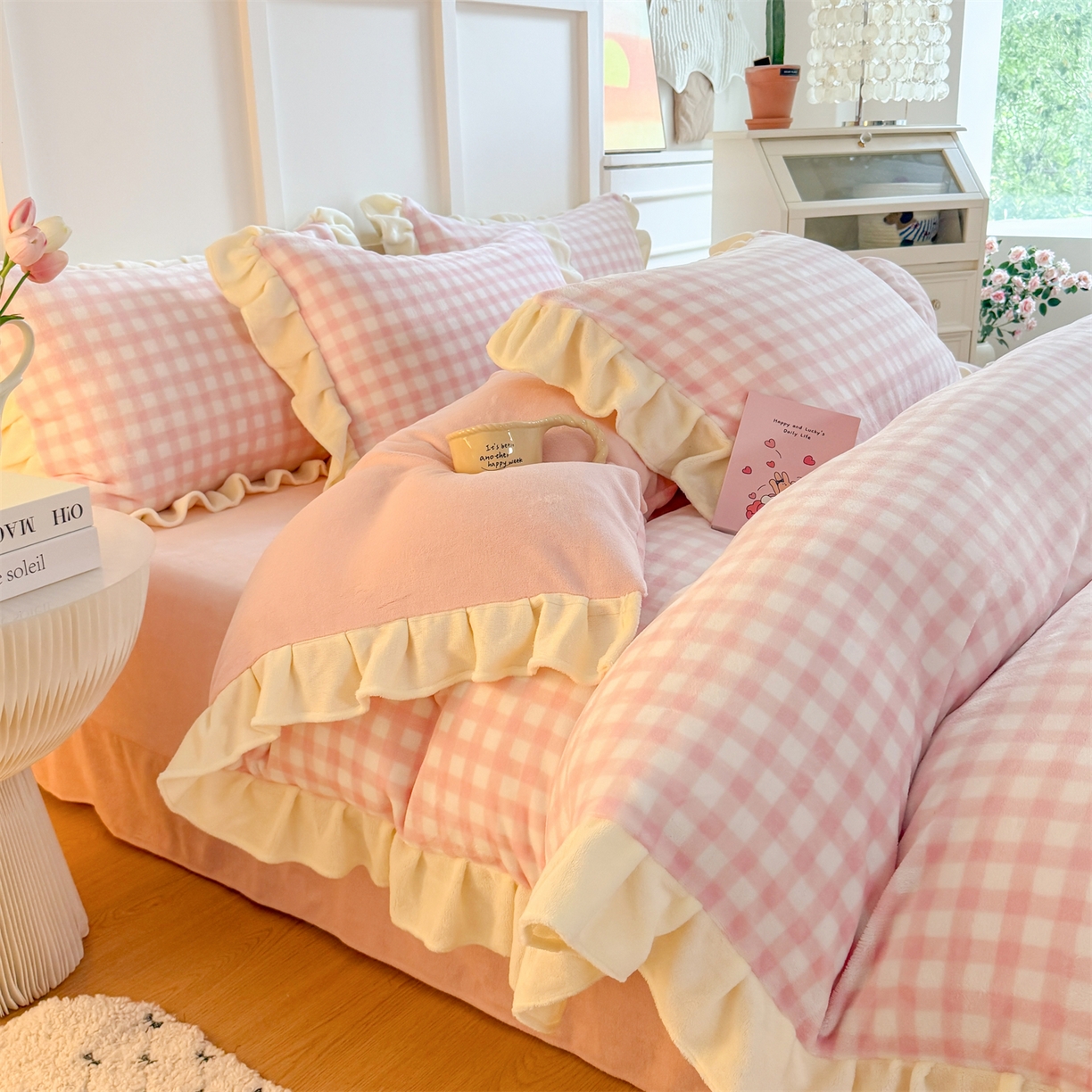 91家纺网 家纺一手货源 找家纺 温眠家纺 2025新款200g全工艺牛奶绒花边款四件套吊边床单 浅粉格