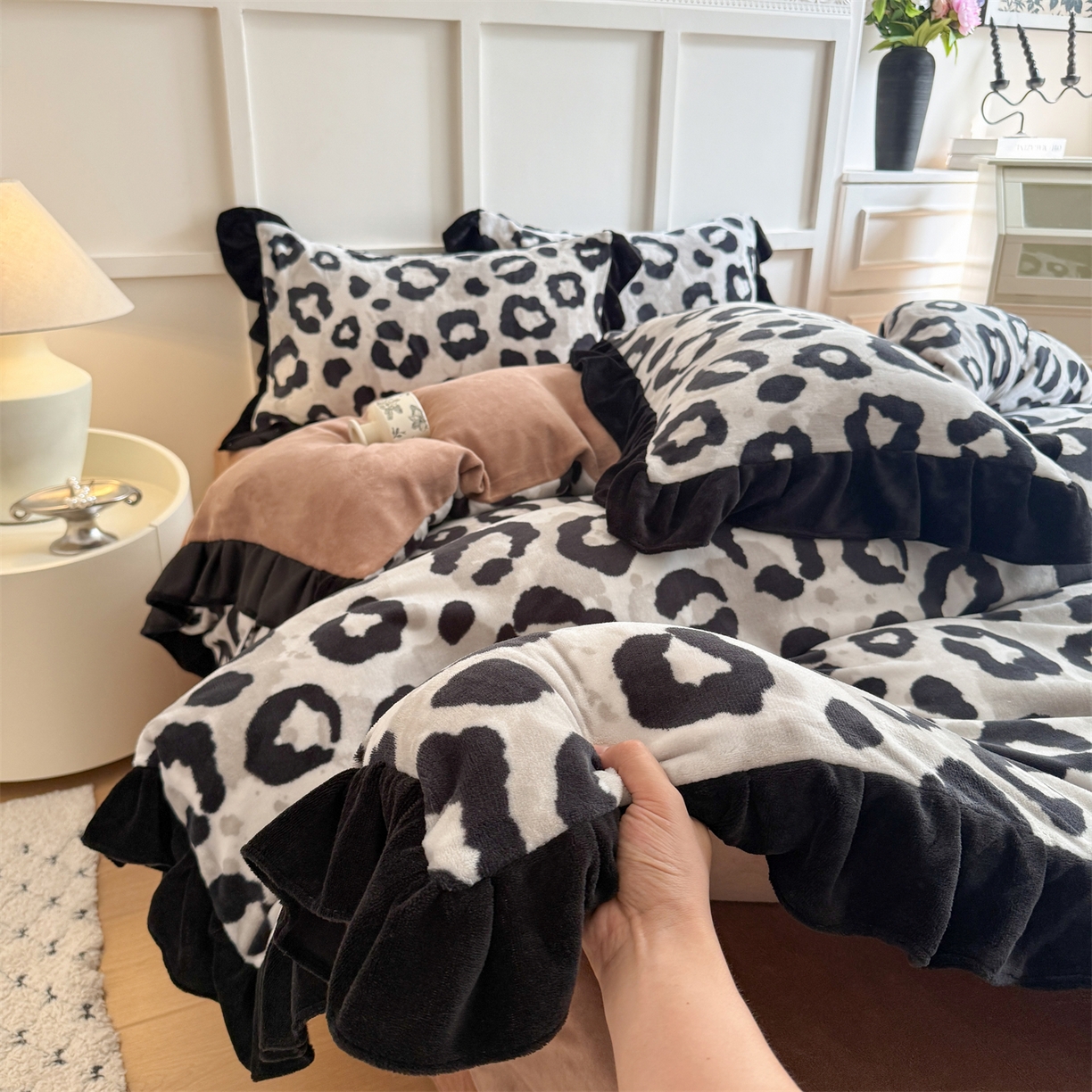 91家纺网 家纺一手货源 找家纺 温眠家纺 2025新款200g全工艺牛奶绒花边款四件套吊边床单 野性