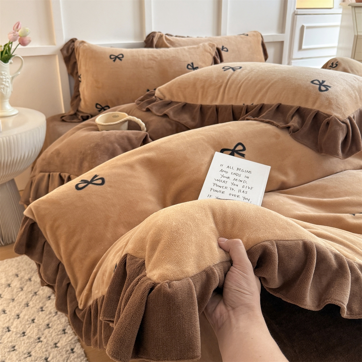 91家纺网 家纺一手货源 找家纺 温眠家纺 2025新款200g全工艺牛奶绒花边款四件套吊边床单 摩卡蝴蝶结