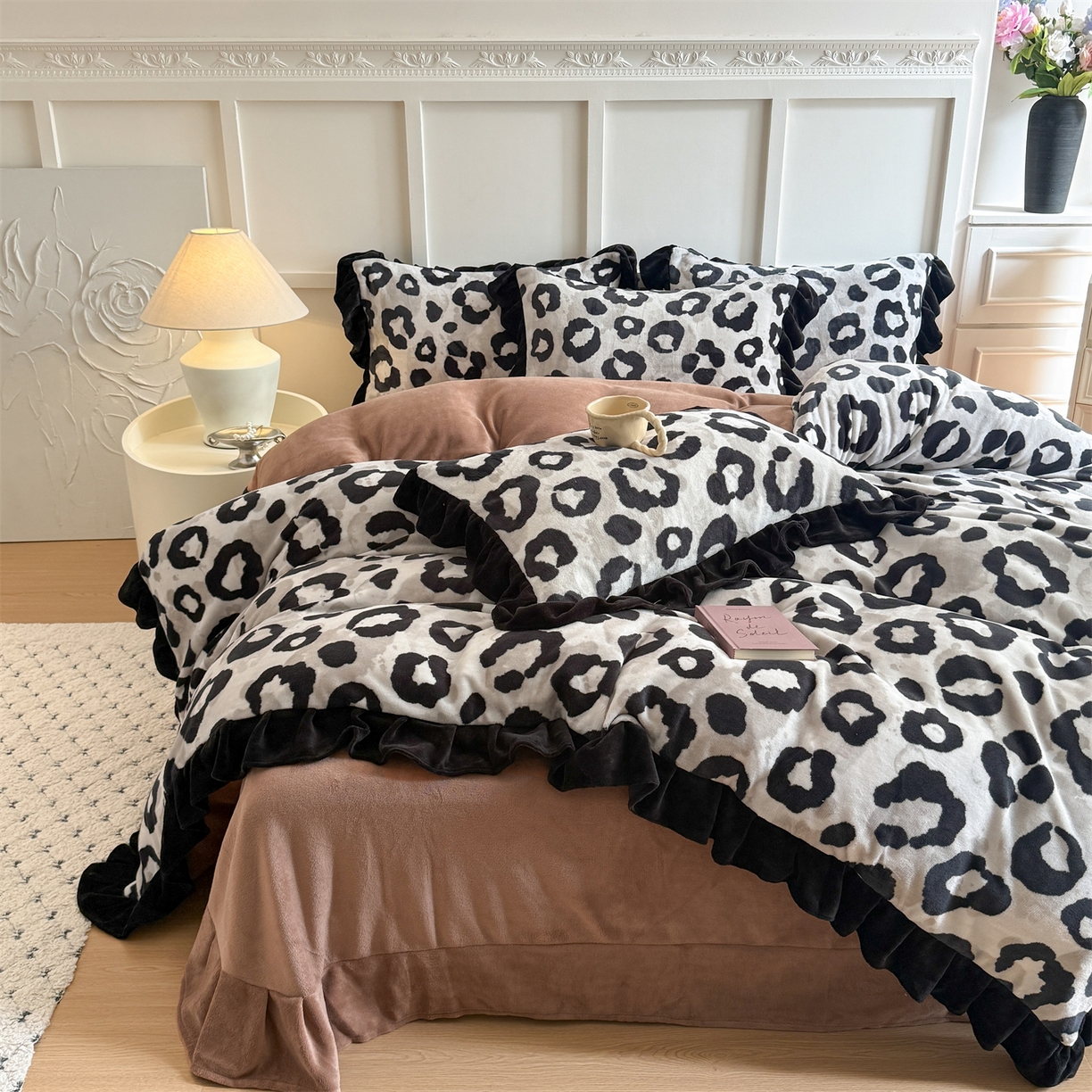 91家纺网 家纺一手货源 找家纺 温眠家纺 2025新款200g全工艺牛奶绒花边款四件套吊边床单 野性