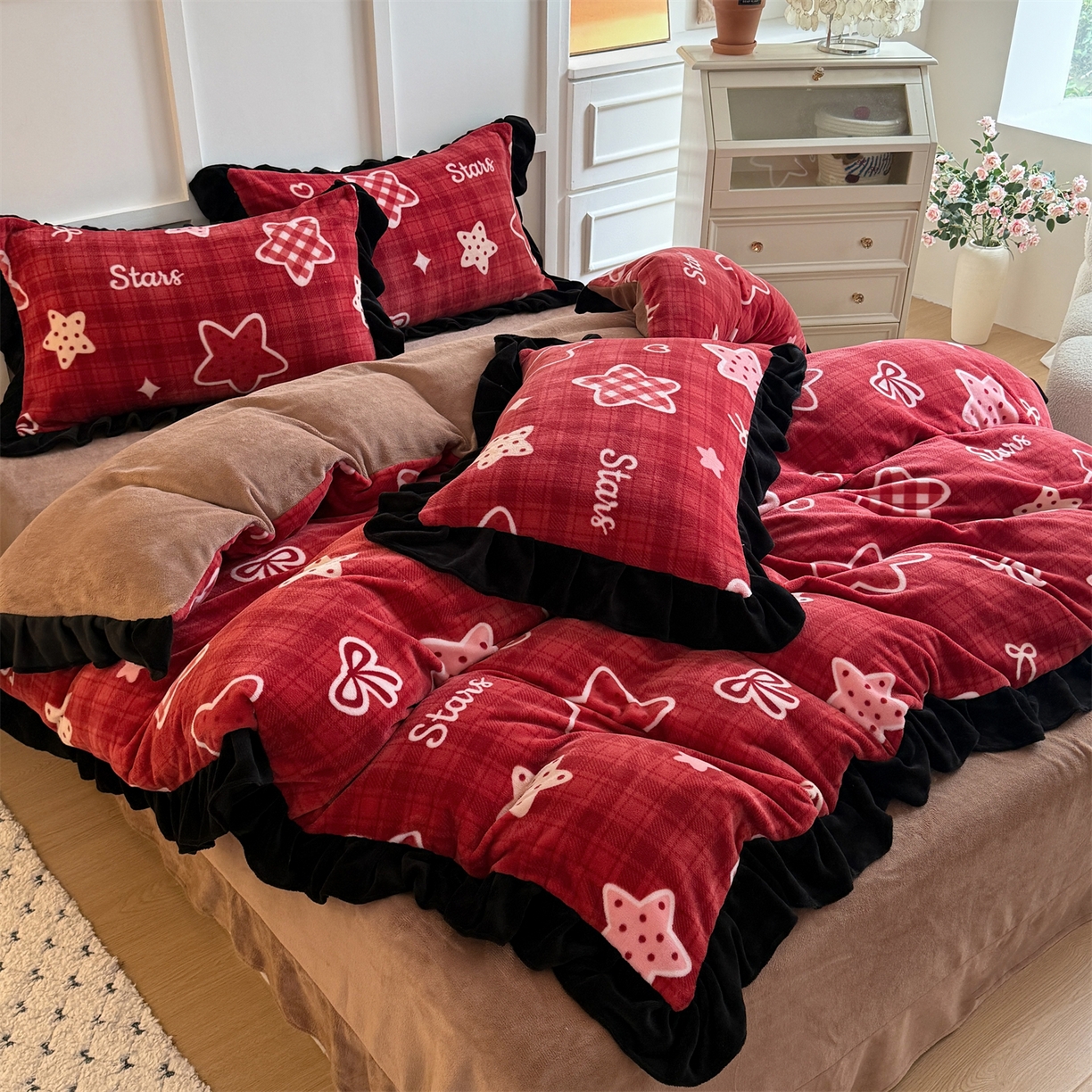 91家纺网 家纺一手货源 找家纺 温眠家纺 2025新款200g全工艺牛奶绒花边款四件套吊边床单 圣诞星星