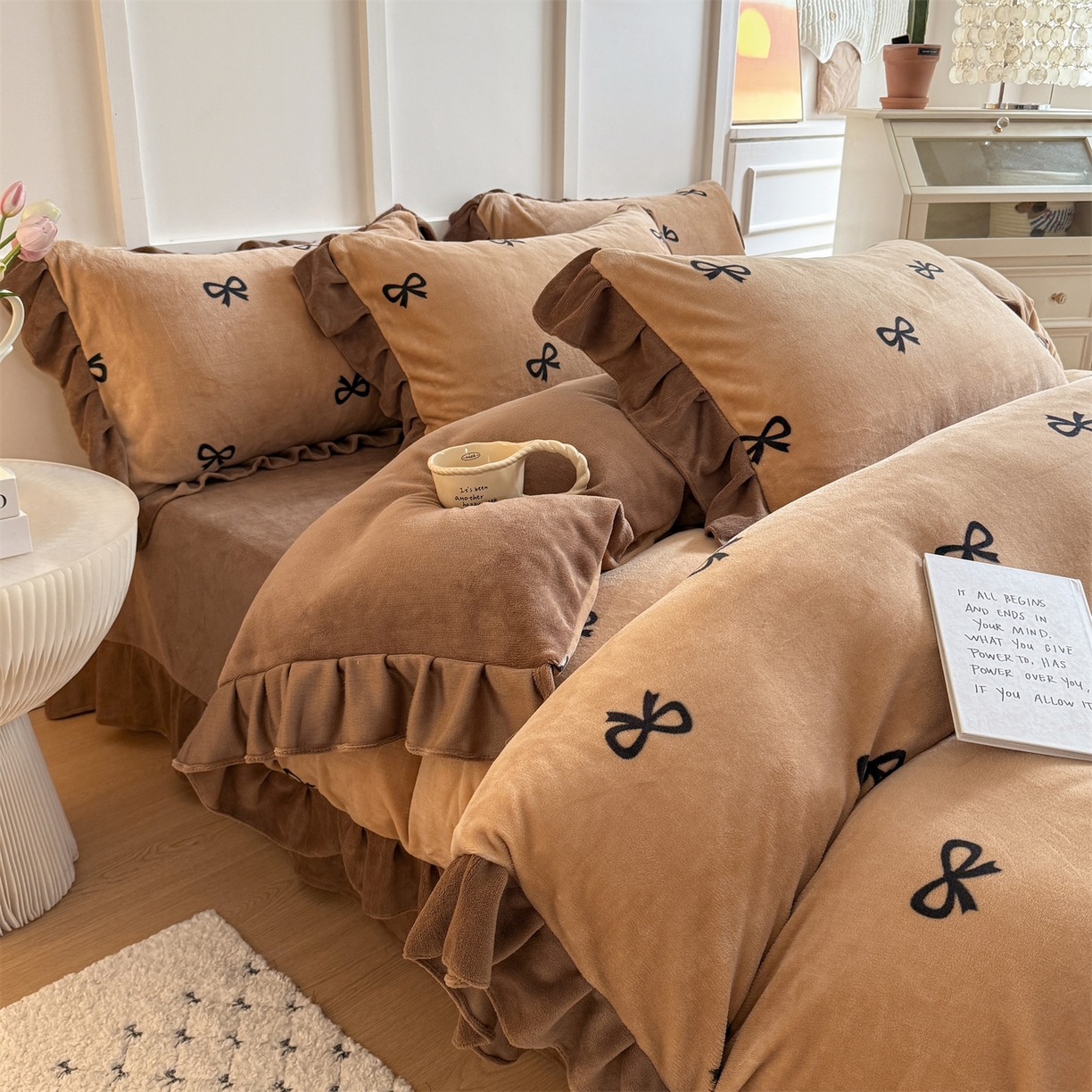 91家纺网 家纺一手货源 找家纺 温眠家纺 2025新款200g全工艺牛奶绒花边款四件套吊边床单 摩卡蝴蝶结