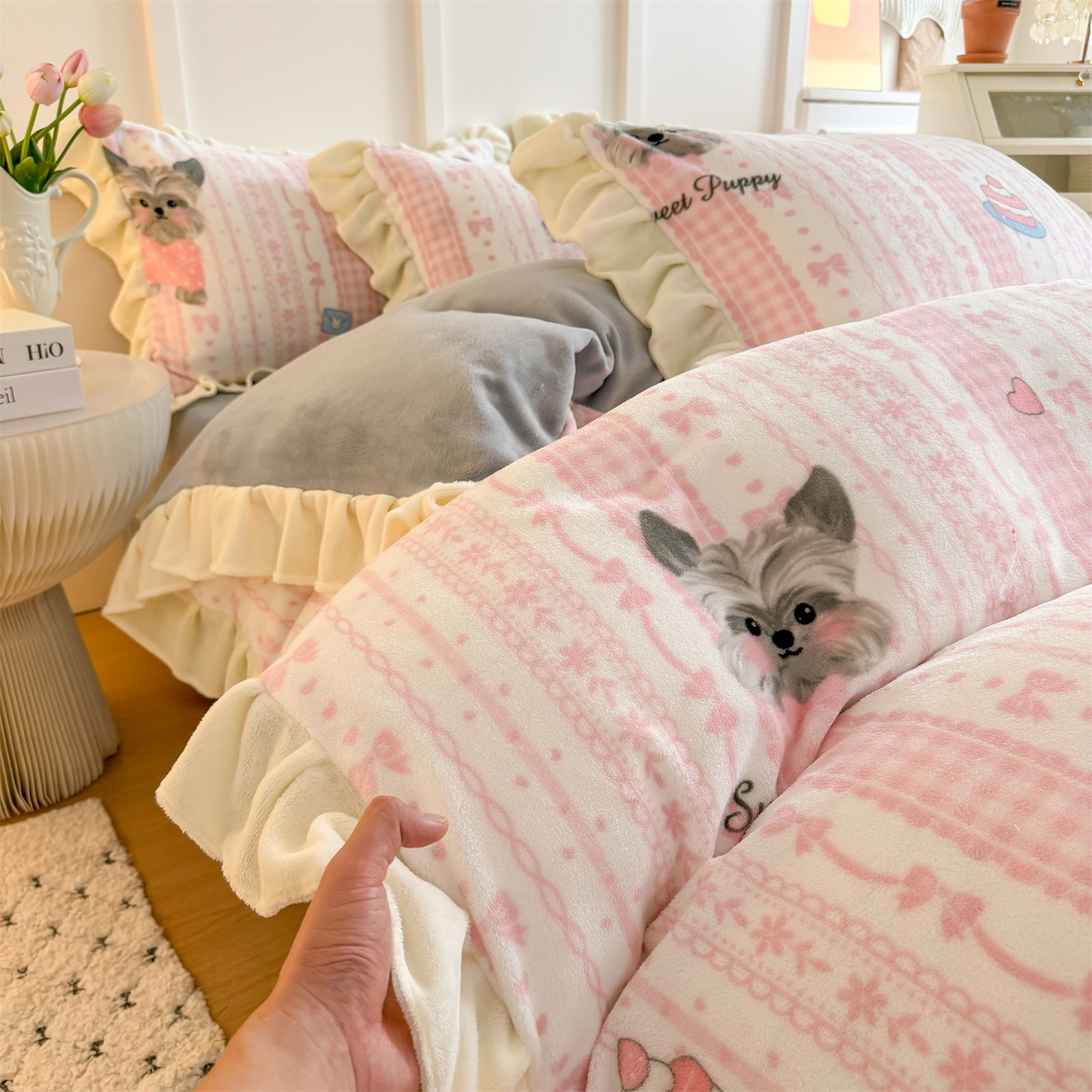 91家纺网 家纺一手货源 找家纺 温眠家纺 2025新款200g全工艺牛奶绒花边款四件套吊边床单 雪纳瑞