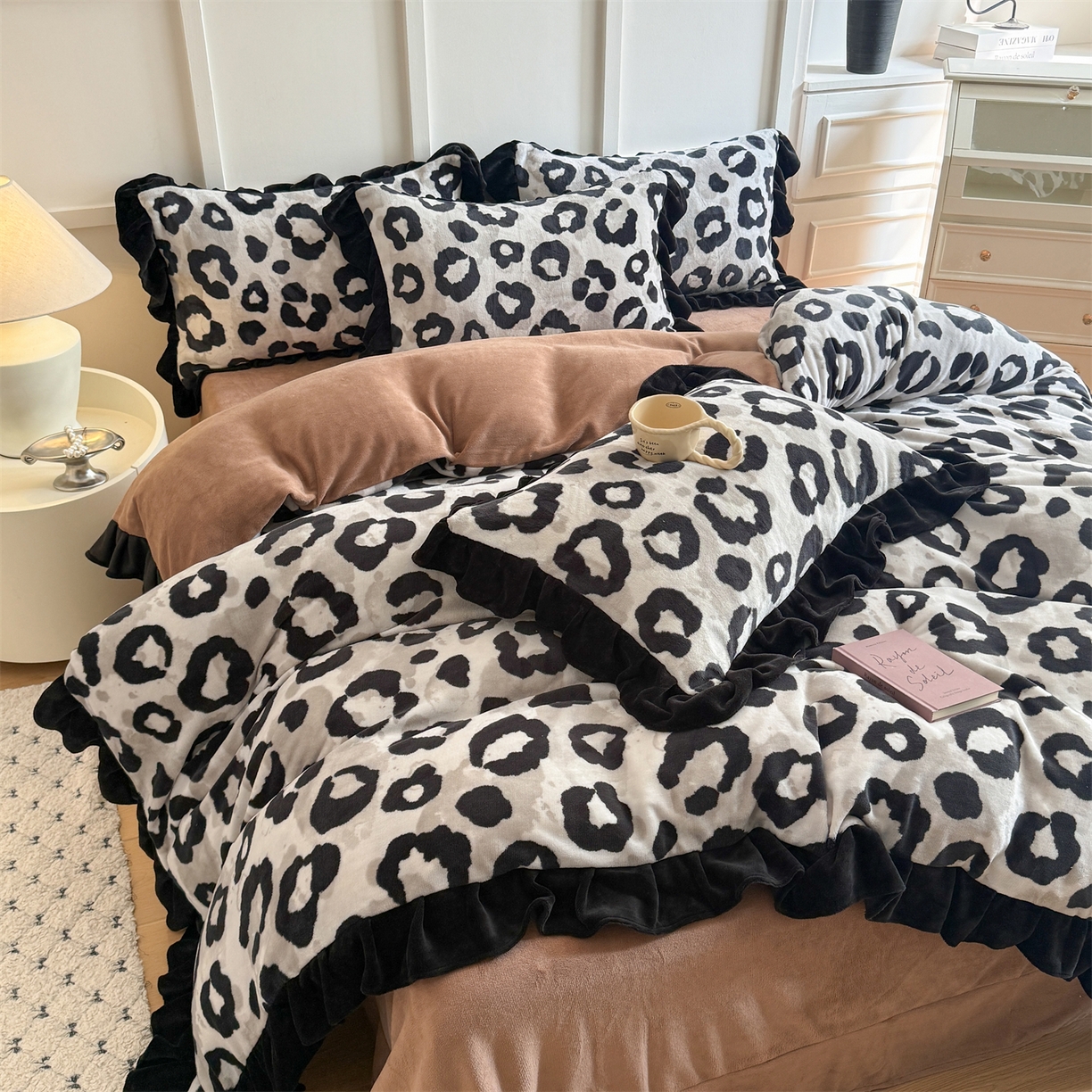 91家纺网 家纺一手货源 找家纺 温眠家纺 2025新款200g全工艺牛奶绒花边款四件套吊边床单 野性