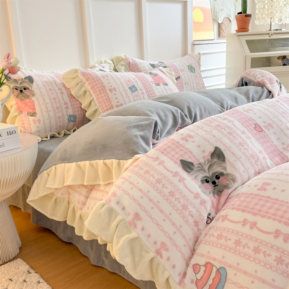 91家纺网 家纺一手货源 找家纺 温眠家纺 2025新款200g全工艺牛奶绒花边款四件套吊边床单 雪纳瑞