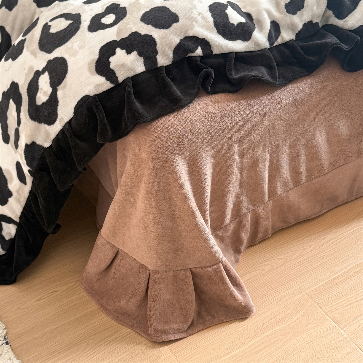 91家纺网 家纺一手货源 找家纺 温眠家纺 2025新款200g全工艺牛奶绒花边款四件套吊边床单 野性