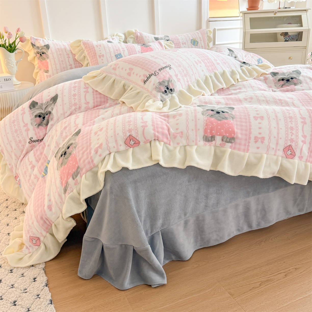 91家纺网 家纺一手货源 找家纺 温眠家纺 2025新款200g全工艺牛奶绒花边款四件套吊边床单 雪纳瑞