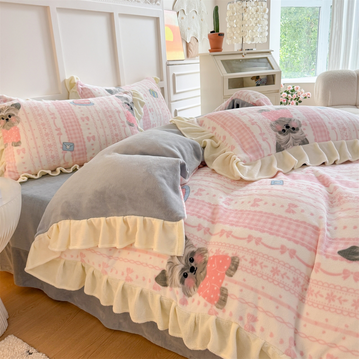 91家纺网 家纺一手货源 找家纺 温眠家纺 2025新款200g全工艺牛奶绒花边款四件套吊边床单 雪纳瑞