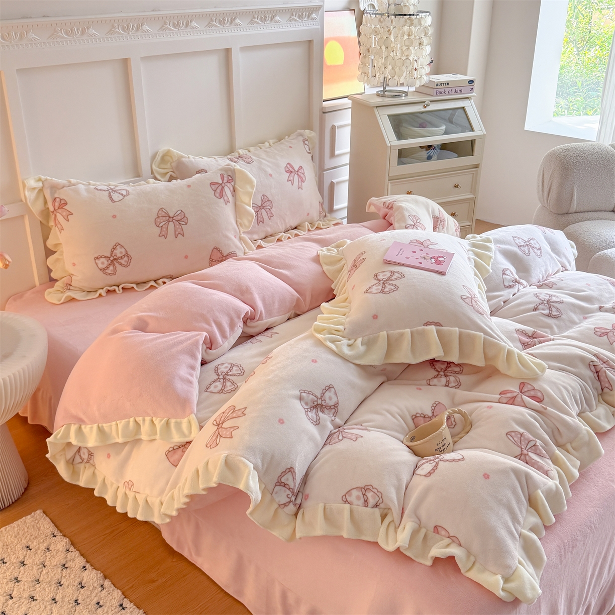 91家纺网 家纺一手货源 找家纺 温眠家纺 2025新款200g全工艺牛奶绒花边款四件套吊边床单 蝴蝶结